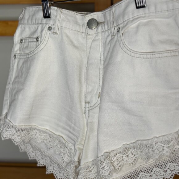 Free People White Denim Shorts w/ Lace Trim – Size 26 Boho Festival EUC - Picture 1 of 6